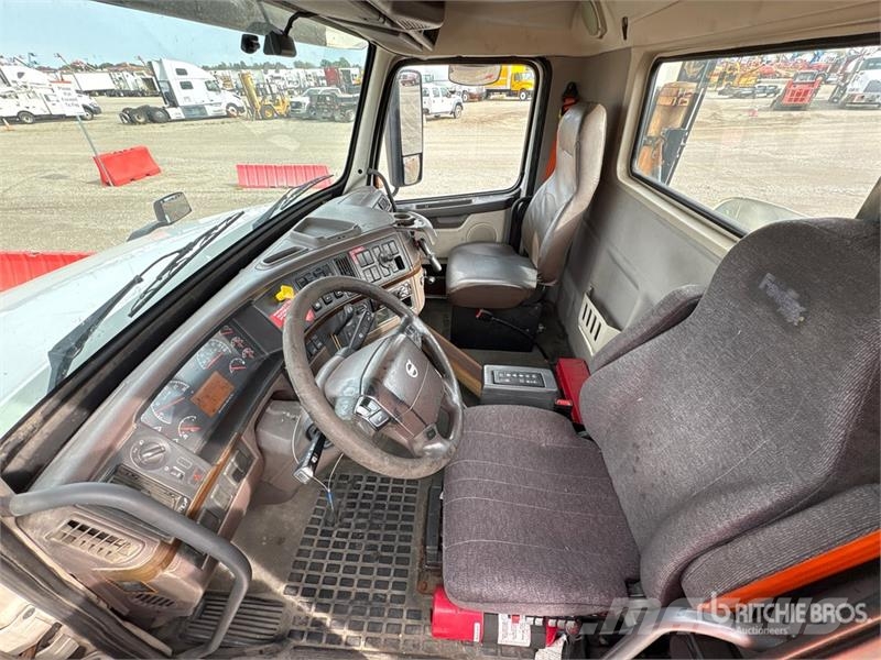 Volvo VNL300 4x2 S/A Day Cab Truck Tractor Sattelzugmaschinen