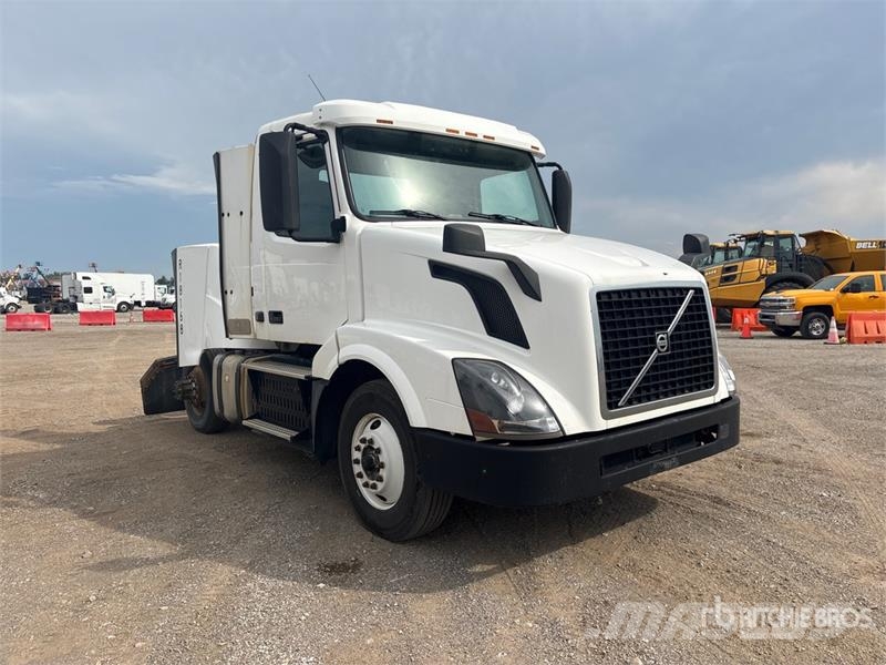Volvo VNL300 4x2 S/A Day Cab Truck Tractor Prime Movers