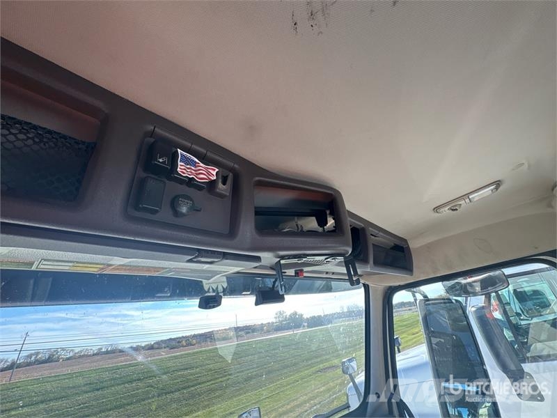 Volvo VNL300 4x2 S/A Day Cab Truck Tractor 中古トラクターヘッド | トレーラーヘッド