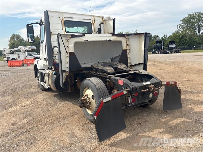 Volvo VNL300 4x2 S/A Day Cab Truck Tractor Prime Movers