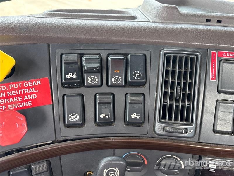 Volvo VNL300 4x2 S/A Day Cab Truck Tractor Sattelzugmaschinen