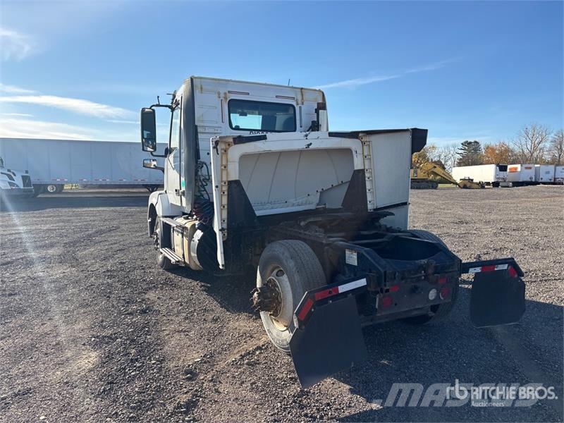 Volvo VNL300 4x2 S/A Day Cab Truck Tractor 中古トラクターヘッド | トレーラーヘッド