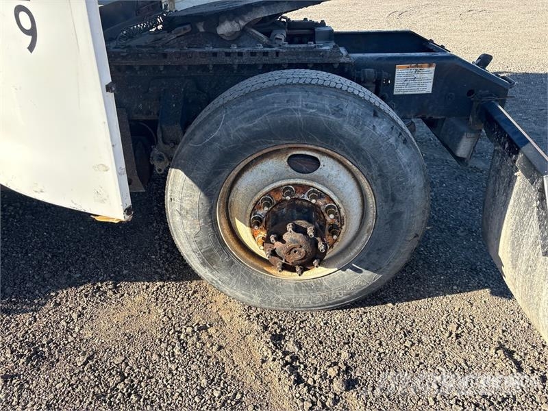 Volvo VNL300 4x2 S/A Day Cab Truck Tractor 中古トラクターヘッド | トレーラーヘッド