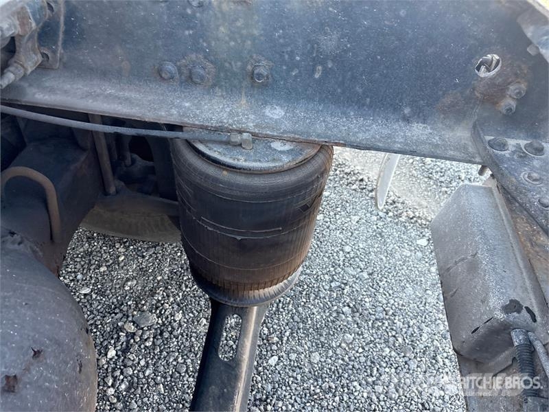 Volvo VNL300 4x2 S/A Day Cab Truck Tractor 中古トラクターヘッド | トレーラーヘッド