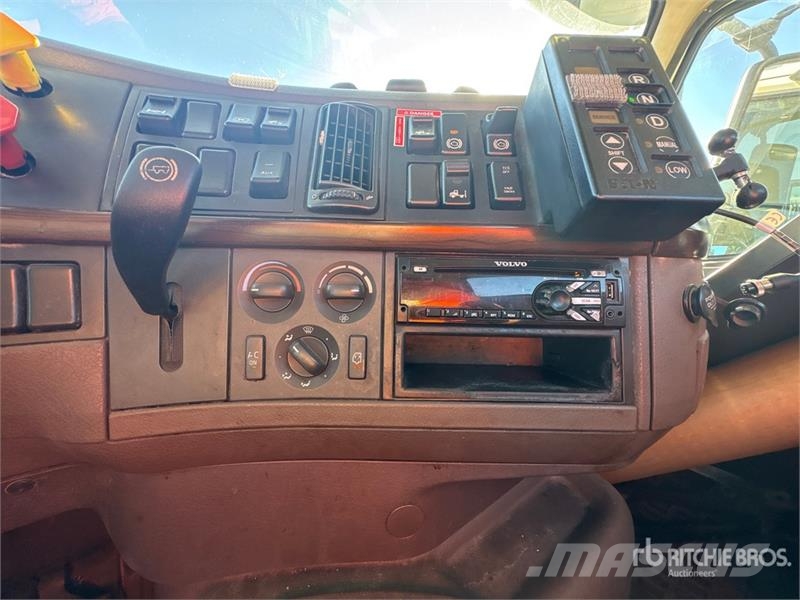 Volvo VNL300 4x2 S/A Day Cab Truck Tractor 中古トラクターヘッド | トレーラーヘッド