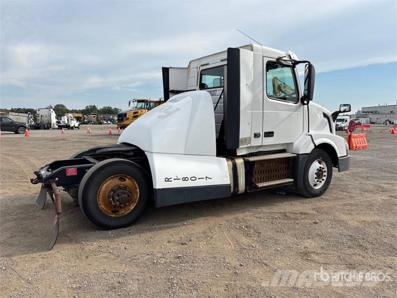 Volvo VNL300 4x2 S/A Day Cab Truck Tractor Sattelzugmaschinen