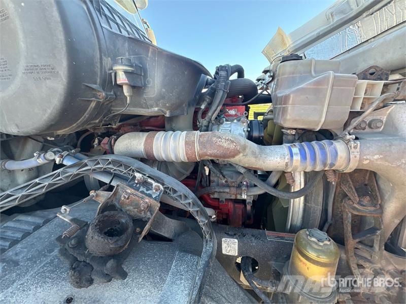 Volvo VNL300 4x2 S/A Day Cab Truck Tractor 中古トラクターヘッド | トレーラーヘッド
