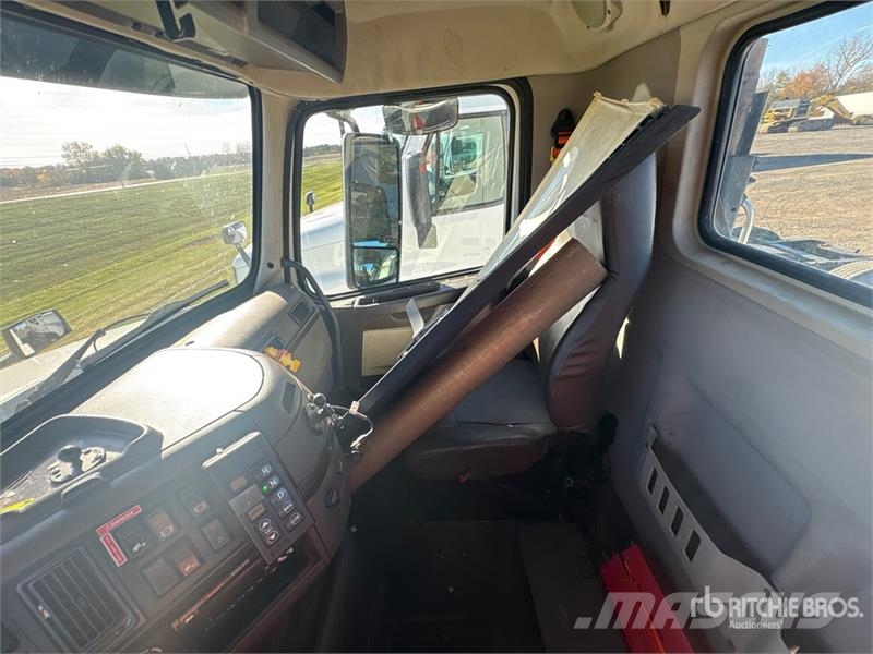 Volvo VNL300 4x2 S/A Day Cab Truck Tractor 中古トラクターヘッド | トレーラーヘッド
