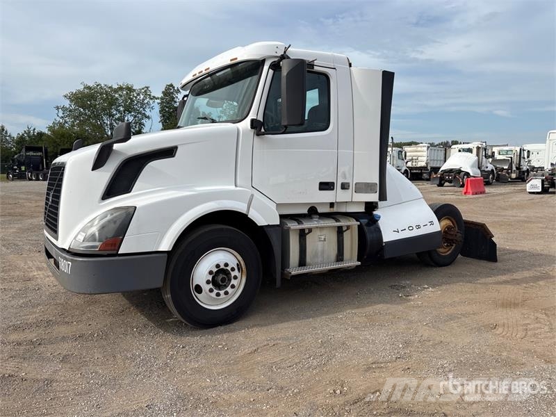Volvo VNL300 4x2 S/A Day Cab Truck Tractor Sattelzugmaschinen