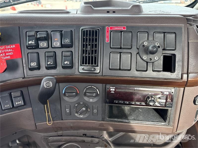 Volvo VNL300 4x2 S/A Day Cab Truck Tractor Sattelzugmaschinen