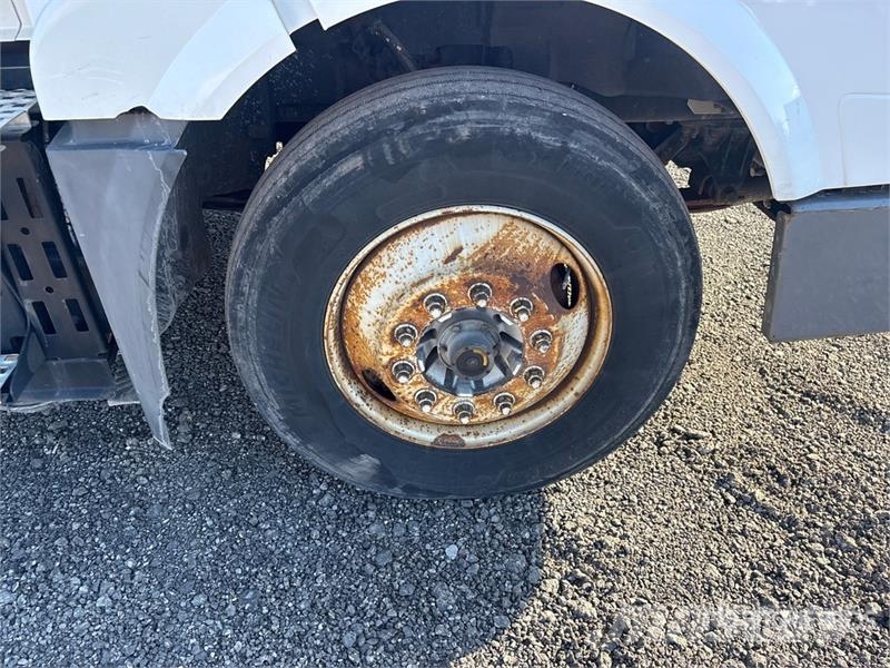 Volvo VNL300 4x2 S/A Day Cab Truck Tractor 中古トラクターヘッド | トレーラーヘッド