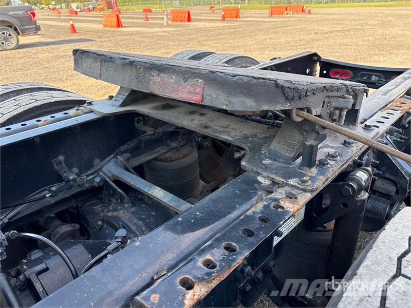 Volvo VNL300 6x4 T/A Day Cab Truck Tractor 中古トラクターヘッド | トレーラーヘッド