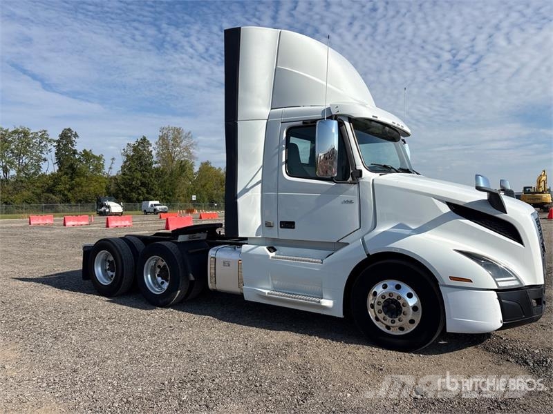 Volvo VNL300 6x4 T/A Day Cab Truck Tractor 中古トラクターヘッド | トレーラーヘッド