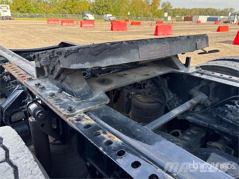 Volvo VNL300 6x4 T/A Day Cab Truck Tractor 中古トラクターヘッド | トレーラーヘッド