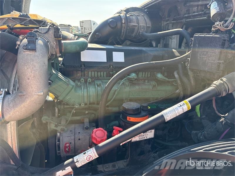 Volvo VNL300 6x4 T/A Day Cab Truck Tractor 中古トラクターヘッド | トレーラーヘッド