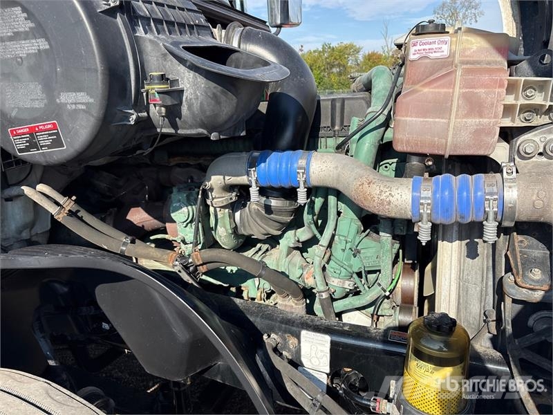 Volvo VNL300 6x4 T/A Day Cab Truck Tractor 中古トラクターヘッド | トレーラーヘッド