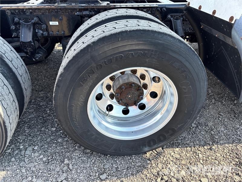 Volvo VNL300 6x4 T/A Day Cab Truck Tractor 中古トラクターヘッド | トレーラーヘッド