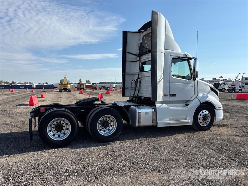 Volvo VNL300 6x4 T/A Day Cab Truck Tractor 中古トラクターヘッド | トレーラーヘッド
