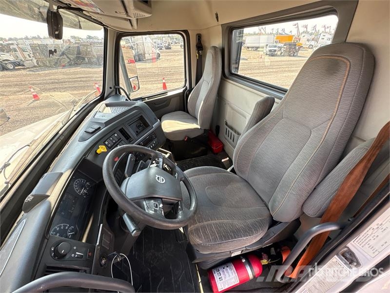 Volvo VNL300 6x4 T/A Day Cab Truck Tractor 中古トラクターヘッド | トレーラーヘッド