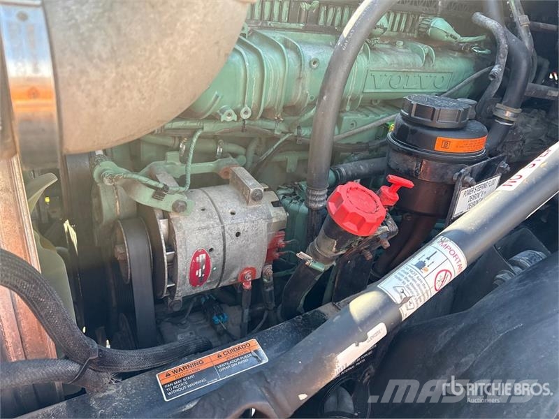 Volvo VNL300 6x4 T/A Day Cab Truck Tractor 中古トラクターヘッド | トレーラーヘッド