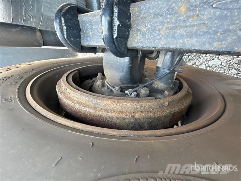 Volvo VNL300 6x4 T/A Day Cab Truck Tractor 中古トラクターヘッド | トレーラーヘッド