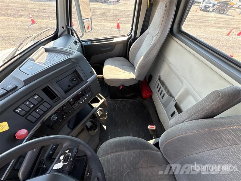 Volvo VNL300 6x4 T/A Day Cab Truck Tractor 中古トラクターヘッド | トレーラーヘッド