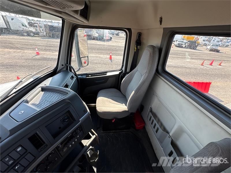 Volvo VNL300 6x4 T/A Day Cab Truck Tractor 中古トラクターヘッド | トレーラーヘッド