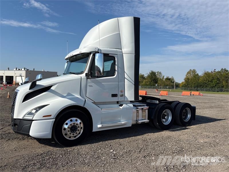 Volvo VNL300 6x4 T/A Day Cab Truck Tractor 中古トラクターヘッド | トレーラーヘッド