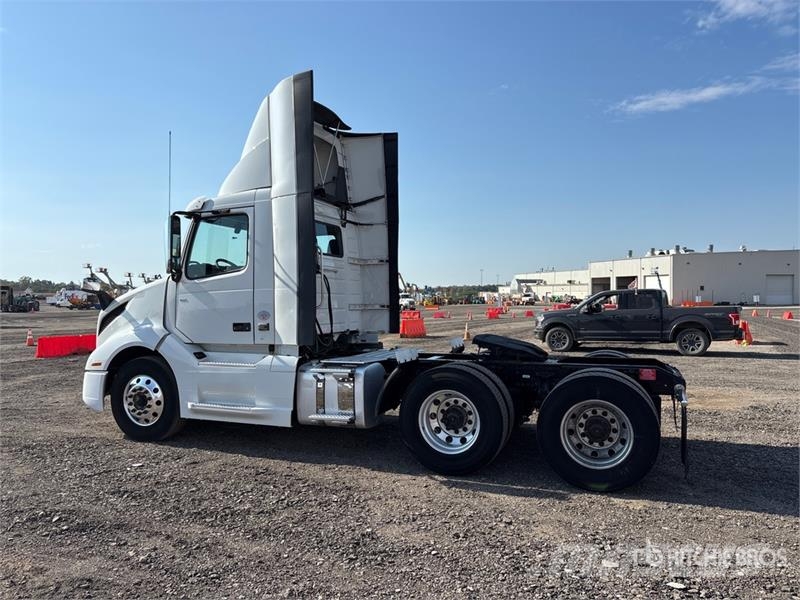 Volvo VNL300 6x4 T/A Day Cab Truck Tractor 中古トラクターヘッド | トレーラーヘッド