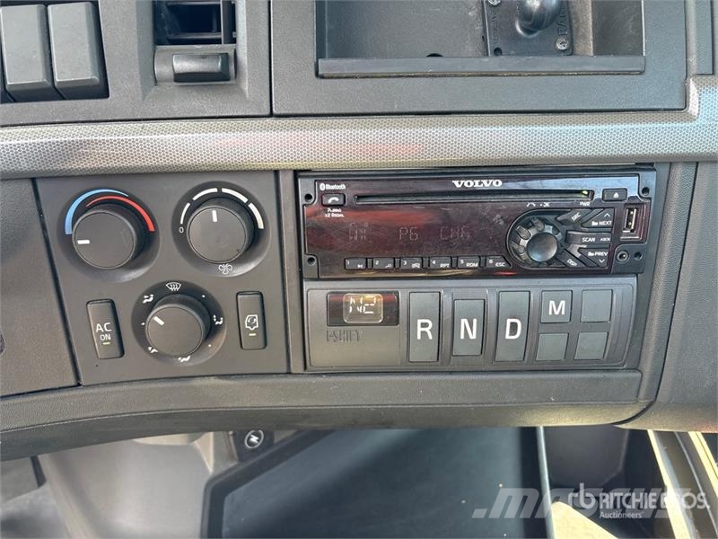 Volvo VNL300 6x4 T/A Day Cab Truck Tractor 中古トラクターヘッド | トレーラーヘッド