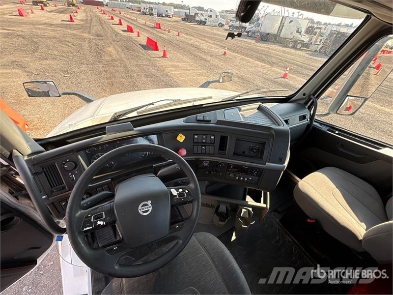 Volvo VNL300 6x4 T/A Day Cab Truck Tractor 中古トラクターヘッド | トレーラーヘッド