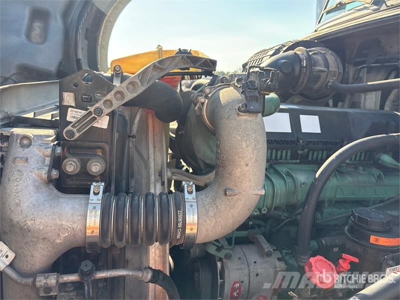 Volvo VNL300 6x4 T/A Day Cab Truck Tractor 中古トラクターヘッド | トレーラーヘッド