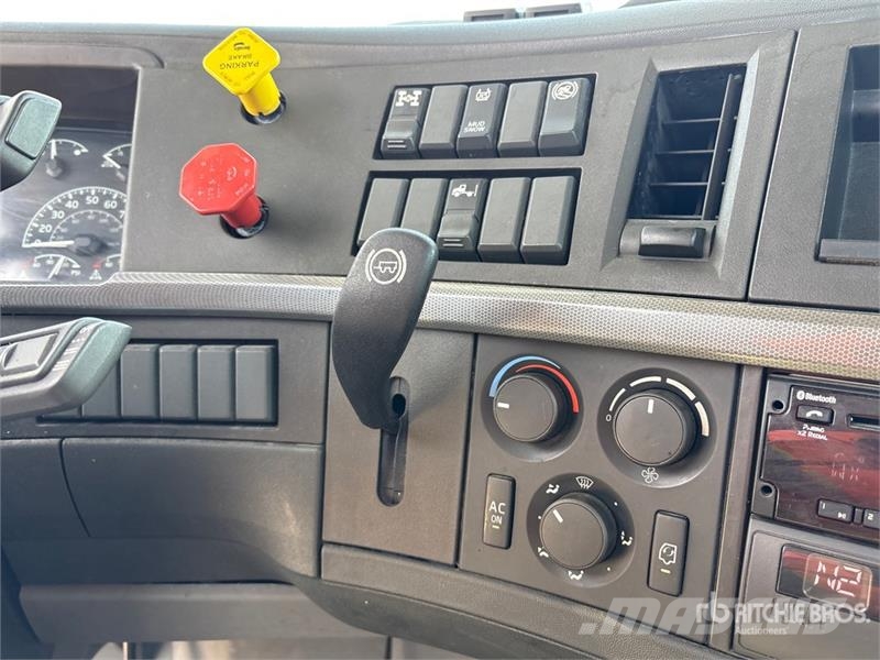 Volvo VNL300 6x4 T/A Day Cab Truck Tractor 中古トラクターヘッド | トレーラーヘッド