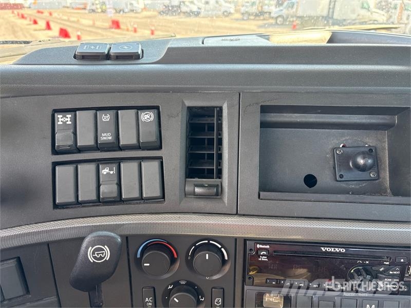 Volvo VNL300 6x4 T/A Day Cab Truck Tractor 中古トラクターヘッド | トレーラーヘッド