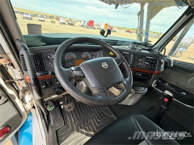 Volvo VNL430 6x4 Sleeper Car Carrier Truck Autotransporter