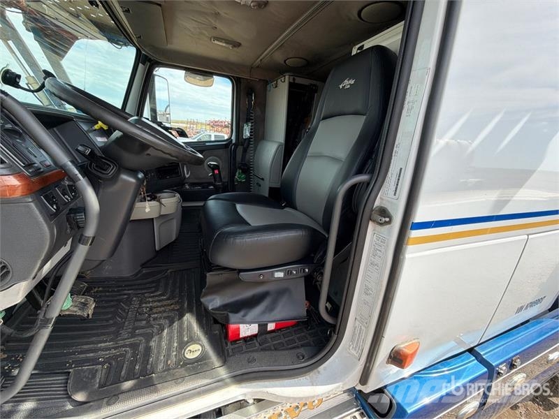 Volvo VNL430 6x4 Sleeper Car Carrier Truck Autotransporter
