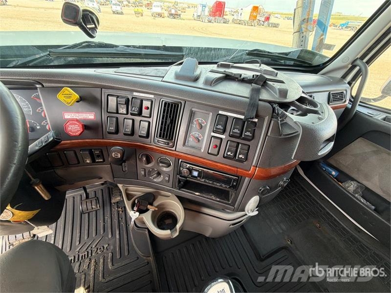 Volvo VNL430 6x4 Sleeper Car Carrier Truck Autotransporter