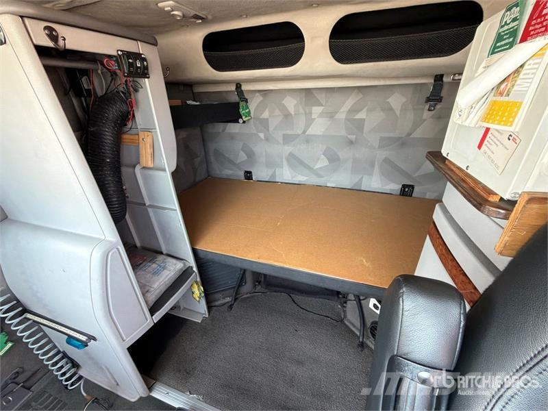 Volvo VNL430 6x4 Sleeper Car Carrier Truck Autotransporter