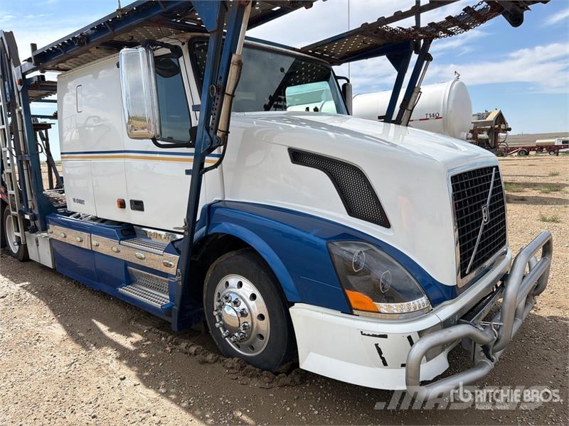Volvo VNL430 6x4 Sleeper Car Carrier Truck Autotransporter