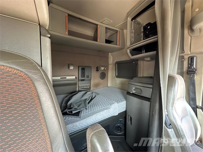 Volvo VNL740 Prime Movers