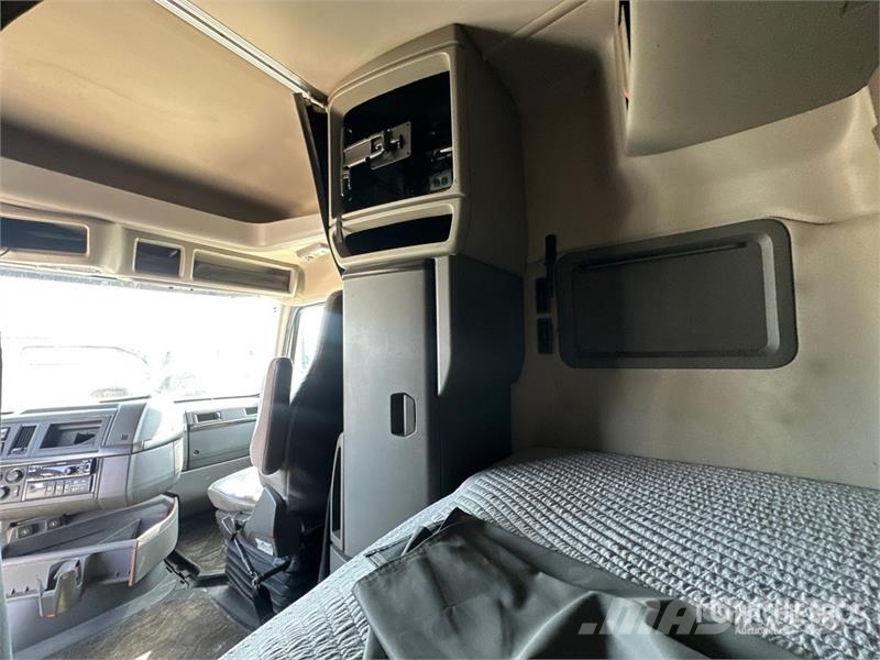 Volvo VNL740 Prime Movers
