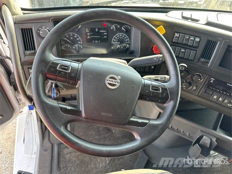 Volvo VNL740 Prime Movers