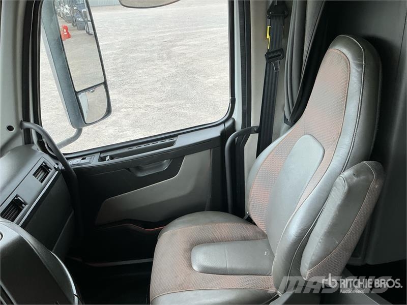 Volvo VNL740 Nyergesvontatók
