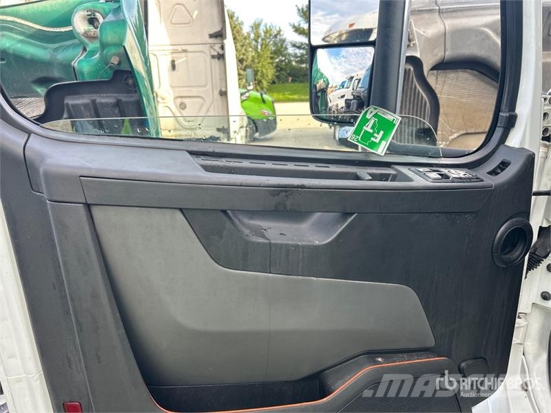 Volvo VNL760 中古トラクターヘッド | トレーラーヘッド