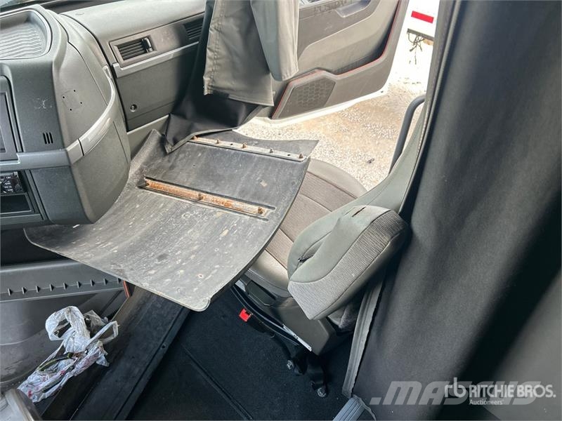 Volvo VNL760 中古トラクターヘッド | トレーラーヘッド