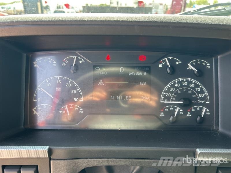 Volvo VNL760 中古トラクターヘッド | トレーラーヘッド