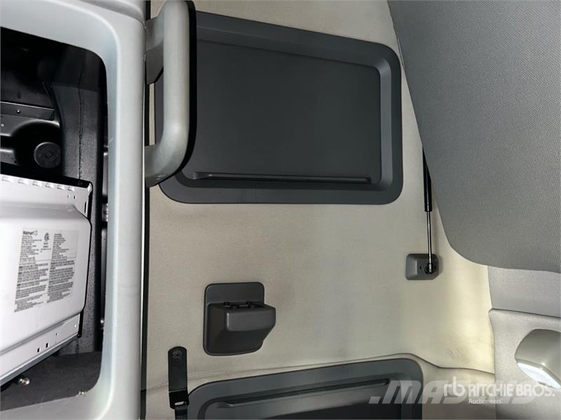 Volvo VNL760 中古トラクターヘッド | トレーラーヘッド
