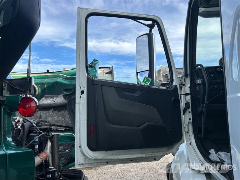 Volvo VNL760 中古トラクターヘッド | トレーラーヘッド