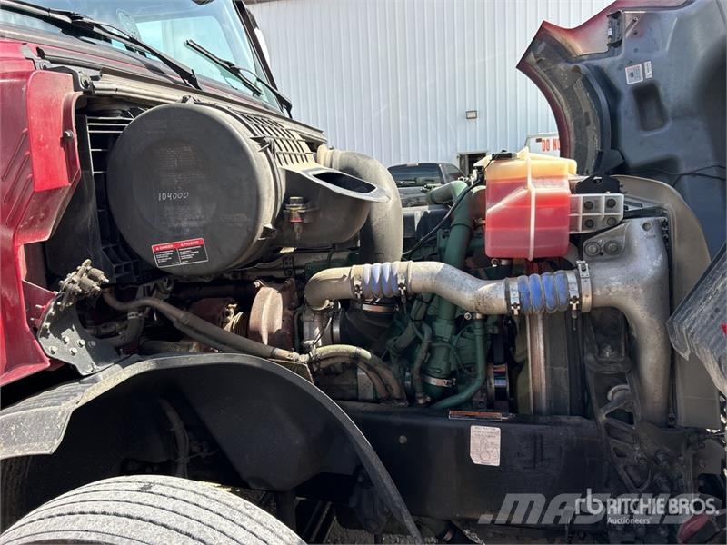 Volvo VNL760 中古トラクターヘッド | トレーラーヘッド