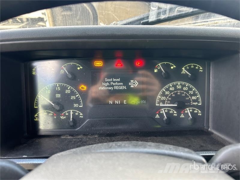 Volvo VNL760 中古トラクターヘッド | トレーラーヘッド